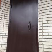 дверь металл. коричневая, ручка скоба 